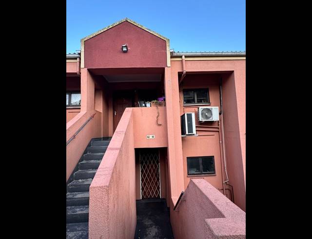 2 BEDROOM FLAT FOR SALE IN CAVERSHAM GLEN